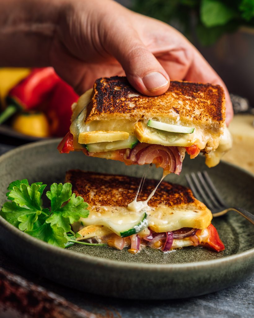 Grilled Cheese -juustoleipä paahdetuilla kasviksilla